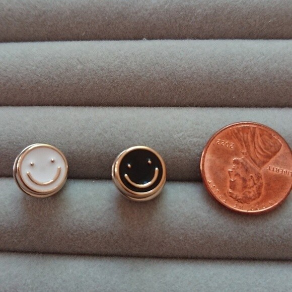 Black and white happy face brooch/pins - Picture 5 of 5